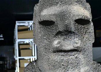 715 kiloluk Moai heykeli 150 yıldan sonra Paskalya Adası’na dönüyor