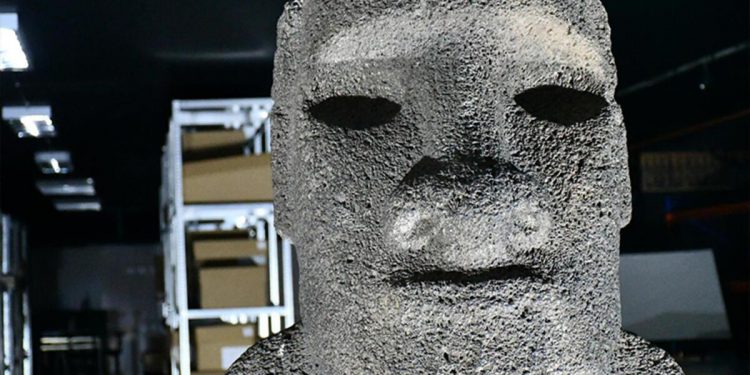 715 kiloluk Moai heykeli 150 yıldan sonra Paskalya Adası’na dönüyor
