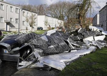 Almanya’da fırtına nedeniyle uçuşlar iptal edildi, okullar kapandı
