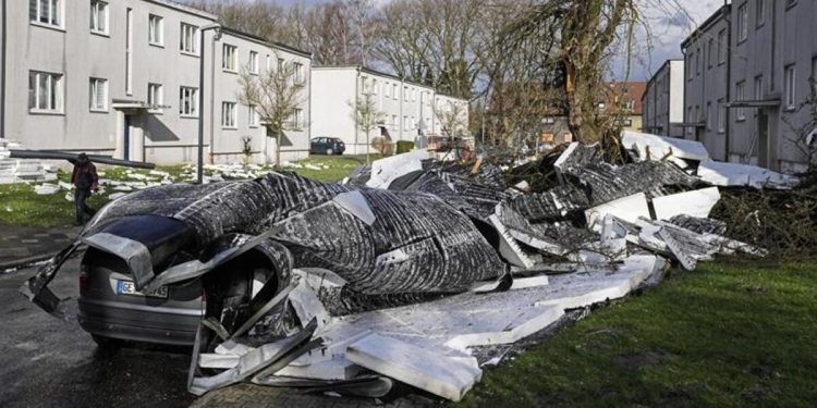 Almanya’da fırtına nedeniyle uçuşlar iptal edildi, okullar kapandı