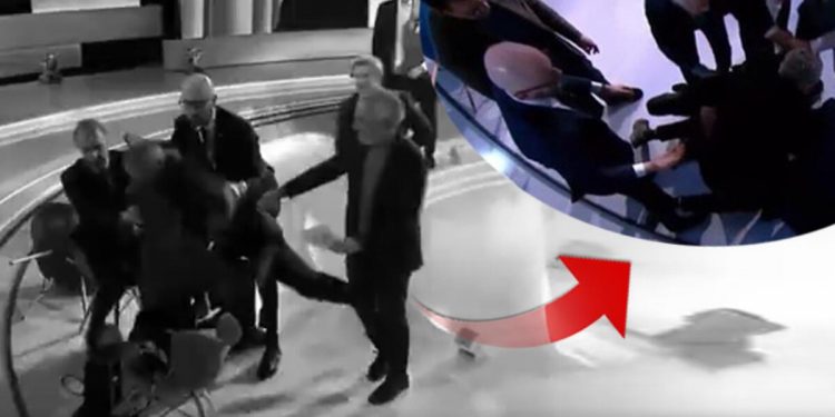 Canlı yayında birbirlerine girdiler, yumruklar havada uçuştu!