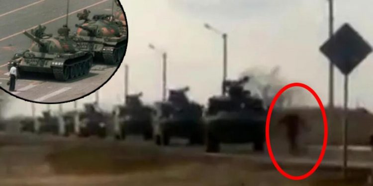 Dünya mert Ukraynalıyı konuşuyor! Rus konvoyunun önüne tek başına geçti