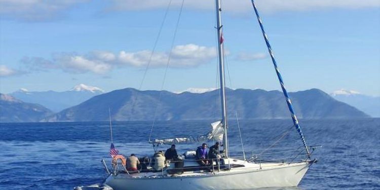 Fethiye açıklarında sürüklenen yelkenlideki 29 düzensiz göçmen kurtarıldı