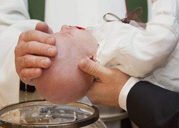 Katolik rahibin tüm vaftizleri yanlış kullandığı bir söz için geçersiz sayıldı