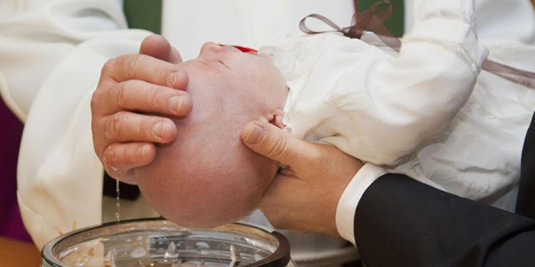 Katolik rahibin tüm vaftizleri yanlış kullandığı bir söz için geçersiz sayıldı