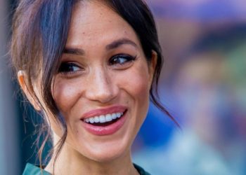 Meghan beni çıplak gördü ve dalga geçti