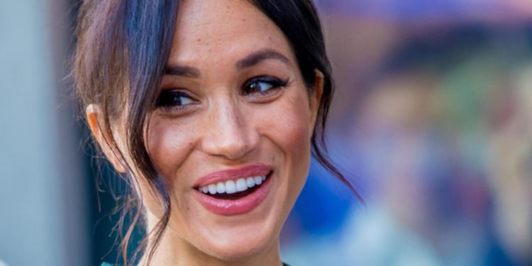 Meghan beni çıplak gördü ve dalga geçti