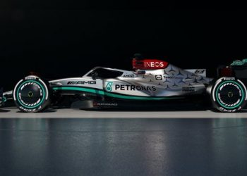 Mercedes yeni Formula 1 aracını tanıttı!