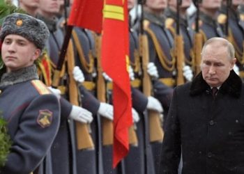 Putin “Vatan Savunucuları Günü” nedeniyle Meçhul Asker Anıtı’na çelenk bıraktı