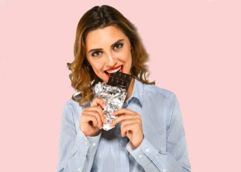 Regl döneminde kadınlar neden çikolata ister bunları uygularsanız tatlı isteğiniz geçecek