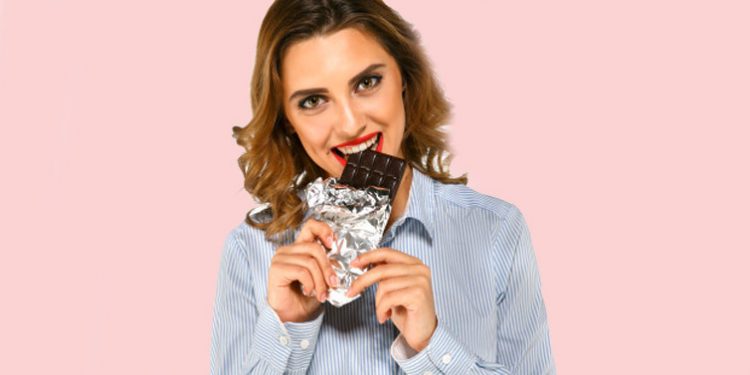 Regl döneminde kadınlar neden çikolata ister bunları uygularsanız tatlı isteğiniz geçecek