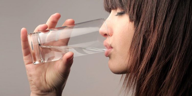 Su içememenin zararları neler? Kronik hastalıkları tetikliyor!