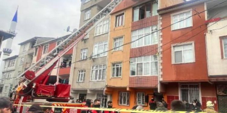 Sultanbeyli’de çatı yangınında 1 çocuk öldü