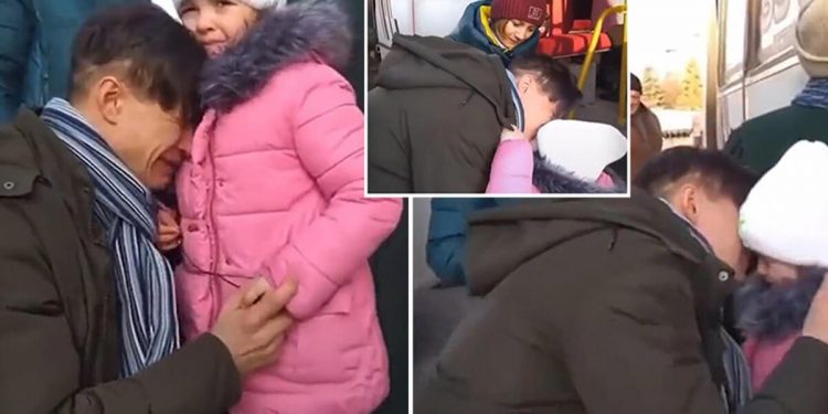 Ukrayna’dan yürek burkan manzara: Baba ile kızı bu türlü vedalaştı!