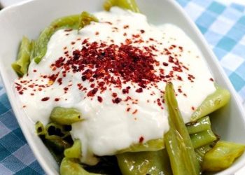 Yoğurtlu biber kızartması hem hafif hem lezzetli!