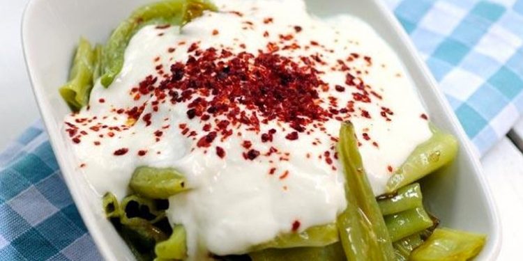 Yoğurtlu biber kızartması hem hafif hem lezzetli!