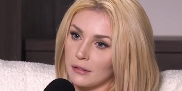 Annemi ‘kızınıza oyunculuğu öğreteceğim’ diye ikna etti: Balayında ayna karşısına geçip saatlerce ağladım