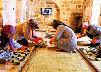 Bayan dayanışması fabrika kurdurdu