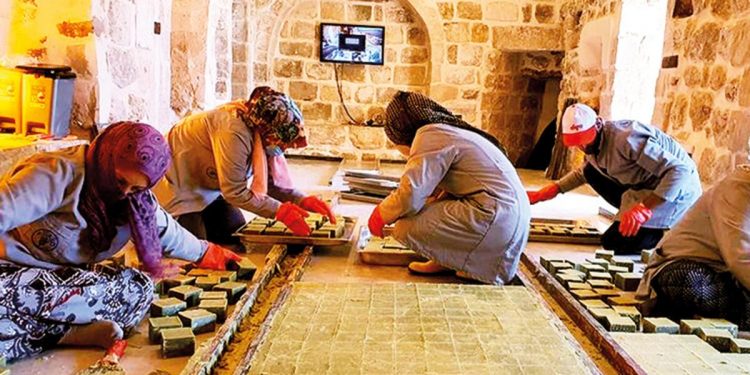 Bayan dayanışması fabrika kurdurdu