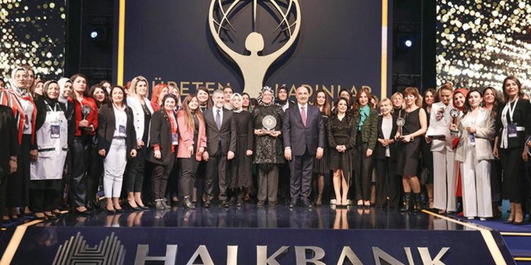 Bayan teşebbüsçüler mükafatlarını aldı