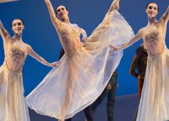 Bolşoy Balesi’nin baş balerini Smirnova istifa etti: “Bütün hücrelerimle bu savaşa karşıyım”