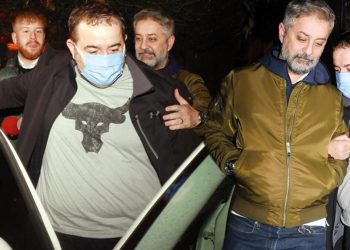 Cet Demirer’in sıkıntı anları… Yürümekte zahmet çekti