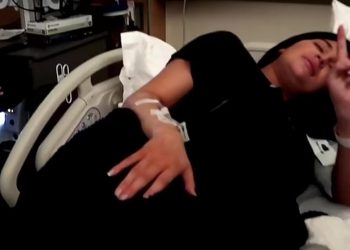 Doğum sancısı içinde zafer işareti: Oğlun burada sevgilim!