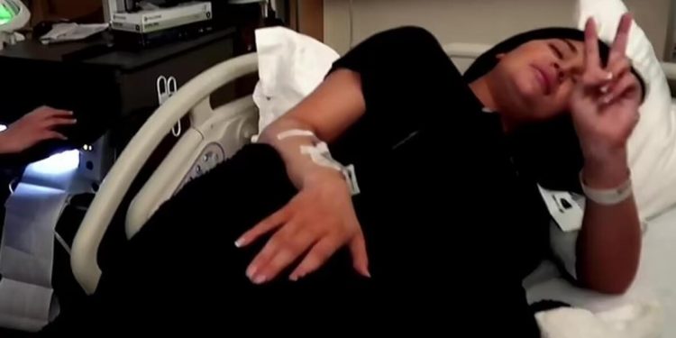 Doğum sancısı içinde zafer işareti: Oğlun burada sevgilim!