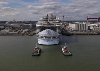 Dünyanın en büyük yolcu gemisi birinci seferine çıktı