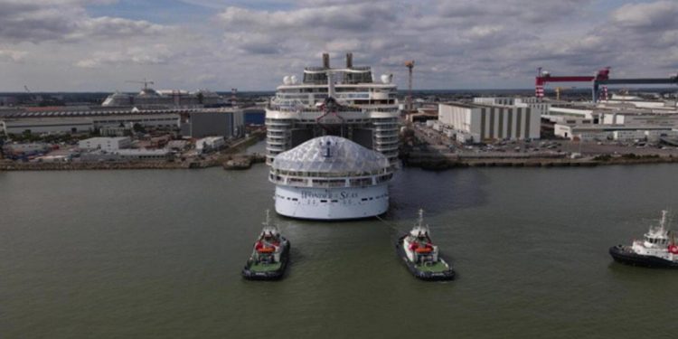 Dünyanın en büyük yolcu gemisi birinci seferine çıktı