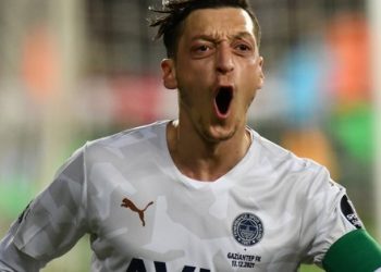 Fenerbahçe haberleri: İsmail Kartal’ın Mesut Özil planı ortaya çıktı! İrfan Can Kahveci ve Diego Rossi ile bir arada…