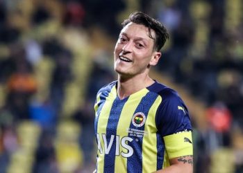 Fenerbahçe’de karar verildi! Yeni hoca ve Mesut Özil…