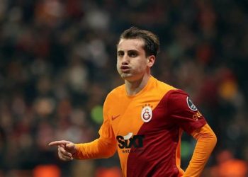 Galatasaray Beşiktaş maçının akabinde Domenec Torrent Kerem Aktürkoğlu’nu sırtında taşıdı! İşte o anlar