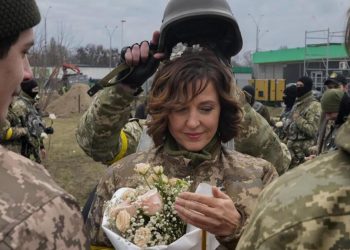 Gelinlik yerine kamuflaj ceketi, taç yerine kask! Kiev’de kuşatma altında nikah kıydılar