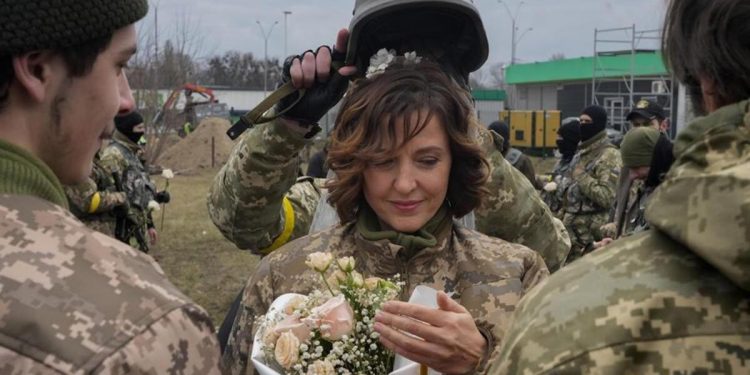 Gelinlik yerine kamuflaj ceketi, taç yerine kask! Kiev’de kuşatma altında nikah kıydılar