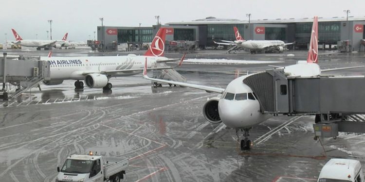 İstanbul Havalimanı’nda karla çaba: Uçuşlarda aksama yok