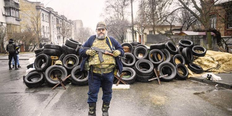 Kiev’deki silahlı siviller ‘gönül’den inanıyor: Biz bu savaşı kazanacağız