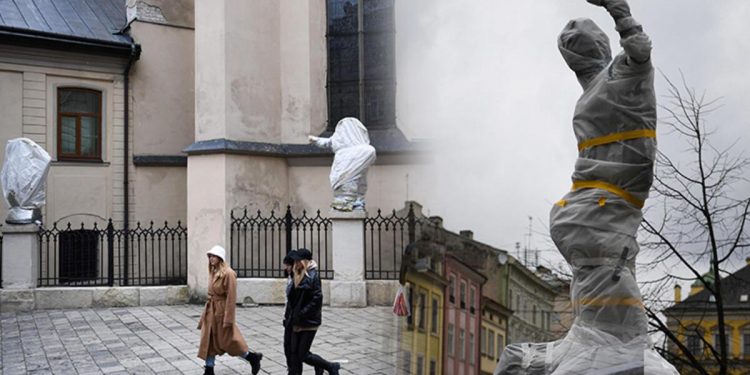 Kum torbaları, naylonlar, kartonlar… İşte ateş altındaki Ukrayna’da kültürel miras savunması!