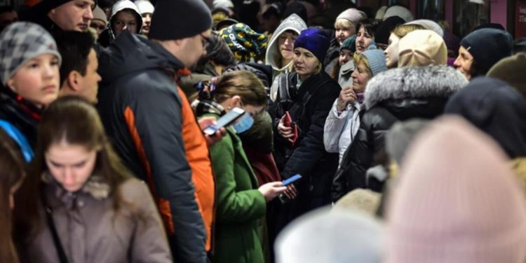 Lviv’de halk sirenlerin akabinde alt geçide sığındı