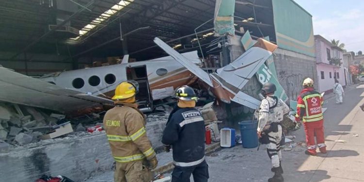 Meksika’da küçük uçak süpermarketin üzerine düştü: 3 meyyit, 5 yaralı