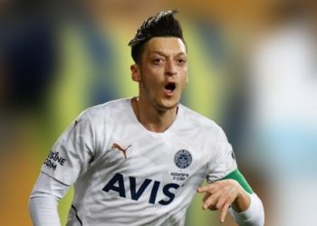 Mesut Özil’in menajeri Fenerbahçe’nin takım dışı kararını değerlendirdi! “Sözleşmesindeki husus gereği…”