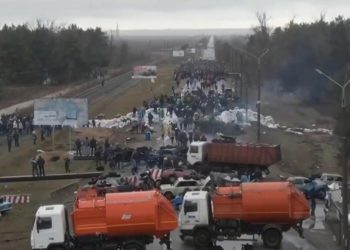 Nükleer santralin bulunduğu Enerhodar kentinde halk barikat kurdu
