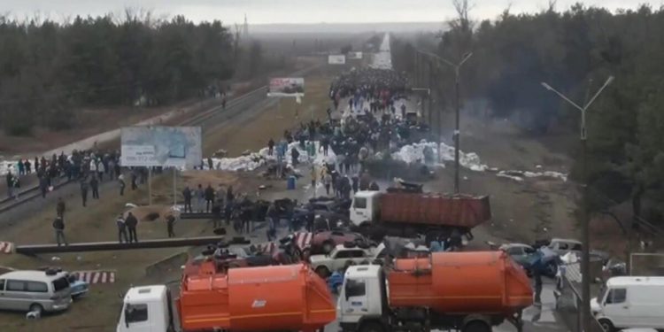 Nükleer santralin bulunduğu Enerhodar kentinde halk barikat kurdu