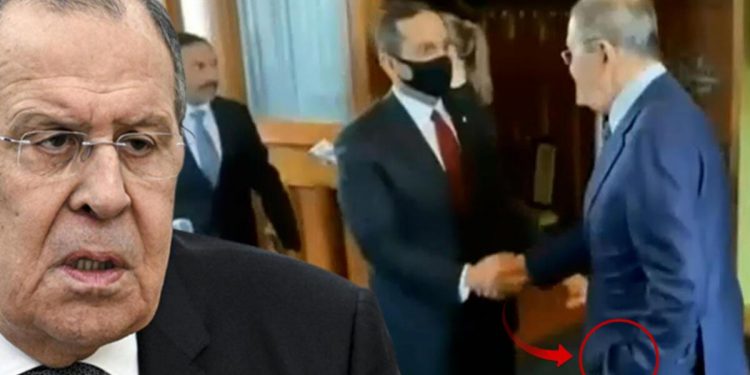 Rusya Dışişleri Bakanı Lavrov’dan elleri cebinde karşılama!