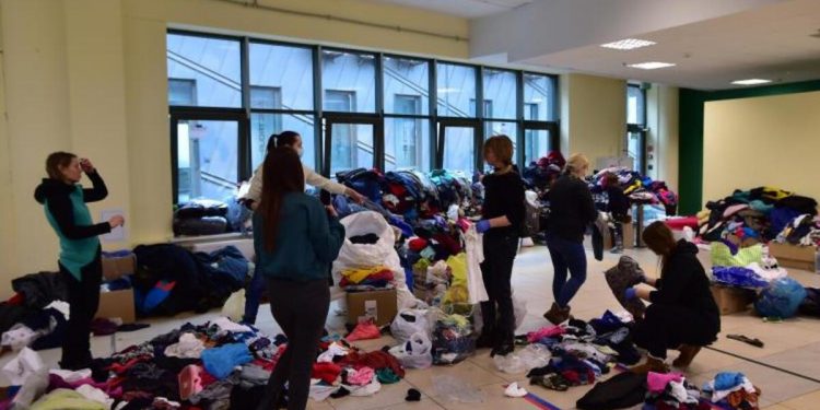 Rusya’nın akınlarından kaçan siviller Lviv’de stadyuma sığındı