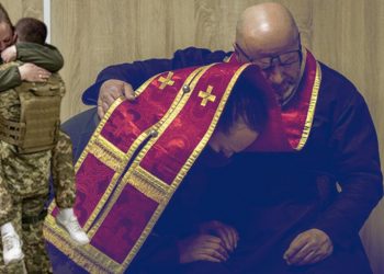 Savaşta aşk: Cephede tanıştılar, bombalar altında evlendiler!