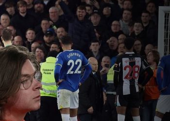 Son dakika spor haberleri: Everton-Newcastle United maçında bir taraftar kendini kale direğine kelepçeledi