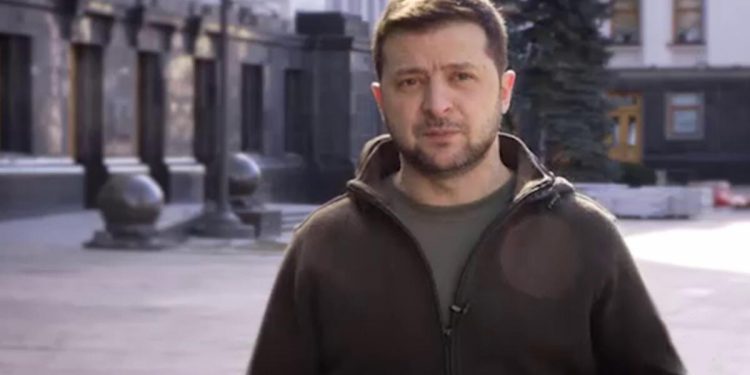 Son dakika: Zelenski’den yeni açıklama: Kiev’de sokağa indi, “Zafere yürüyoruz” dedi!