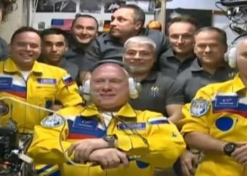 Tesadüf mü? Rus kozmonotların üstünde Ukrayna renkleri…