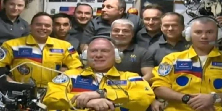 Tesadüf mü? Rus kozmonotların üstünde Ukrayna renkleri…